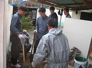 주거환경개선사업(마당 시멘트 포장시공) 추진 장면
